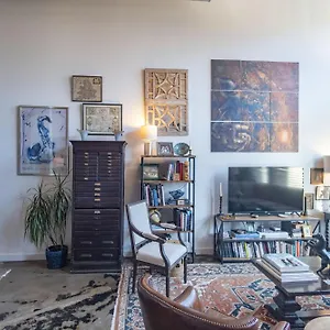 http://elegant-downtown-memphis-loft-walk-to-beale-st.memphishotelsnow.com