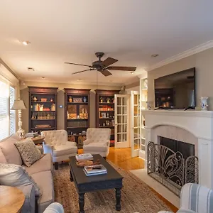 http://southern-elegance-in-heart-of-memphis.memphishotelsnow.com