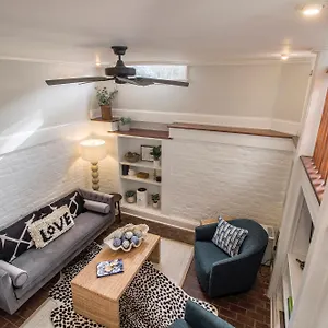 https://downtown-2-bed-2-bath-walk-to-everything.top-hotels-in-savannah.com