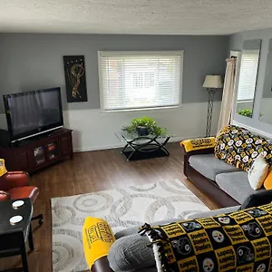 North Side Bungalow - Sleeps 8! Apartment